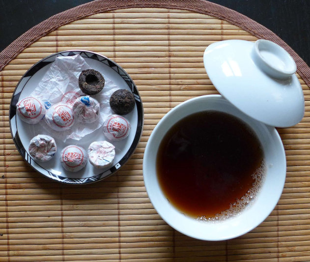 Petits xiao tuocha (nids) et liqueur infusée dans un gaïwan